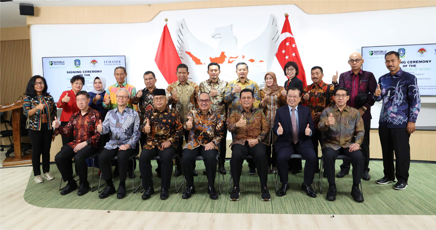 Delegates and representatives from both nations commemorate the occasion with a group photo