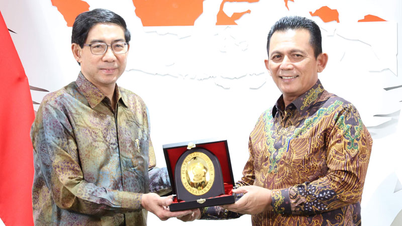 RP’s Principal/CEO Mr Yeo Li Pheow and the Governor of Riau Islands, Hon. Ansar Ahmad at the ceremony