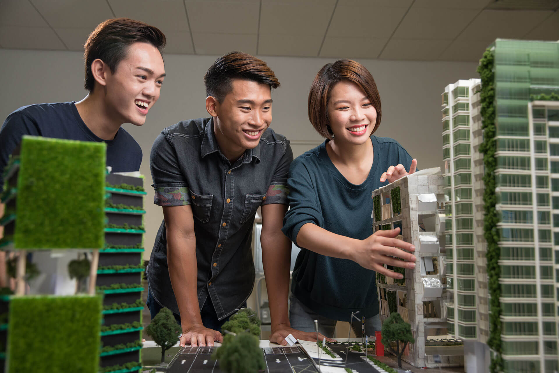 An RP lecturer explains the sustainability features of a modern building to her students