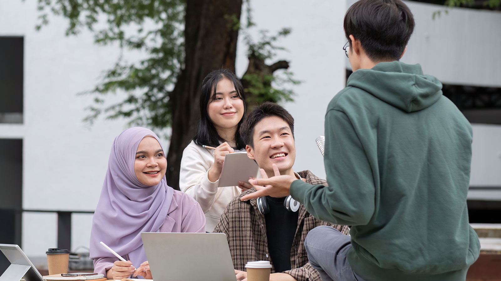 banner-students-talking-to-mentor