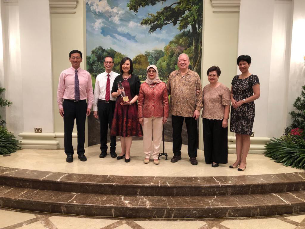 Ms Ella Siu, School of Management and Communication Senior Lecturer, receiving the 2019 President's Award for Teachers