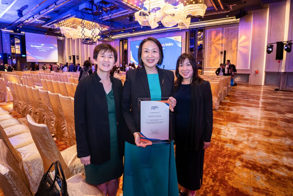 Principal and CEO, Ms Jeanne Liew receiving the Singapore Opportunity Index Award alongside Wong Shyr Yng (Director, Human Resource) and Tan Geok Hui (Director, Staff Development)