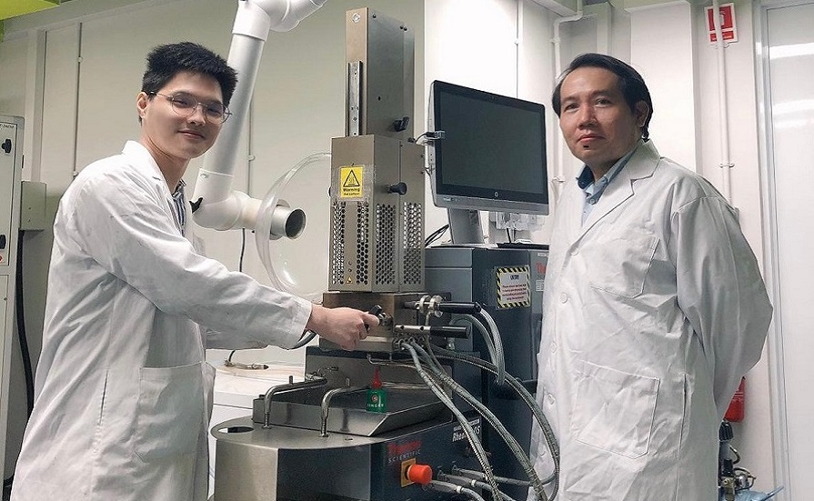 Dr Gabriel Lee with his research assistant