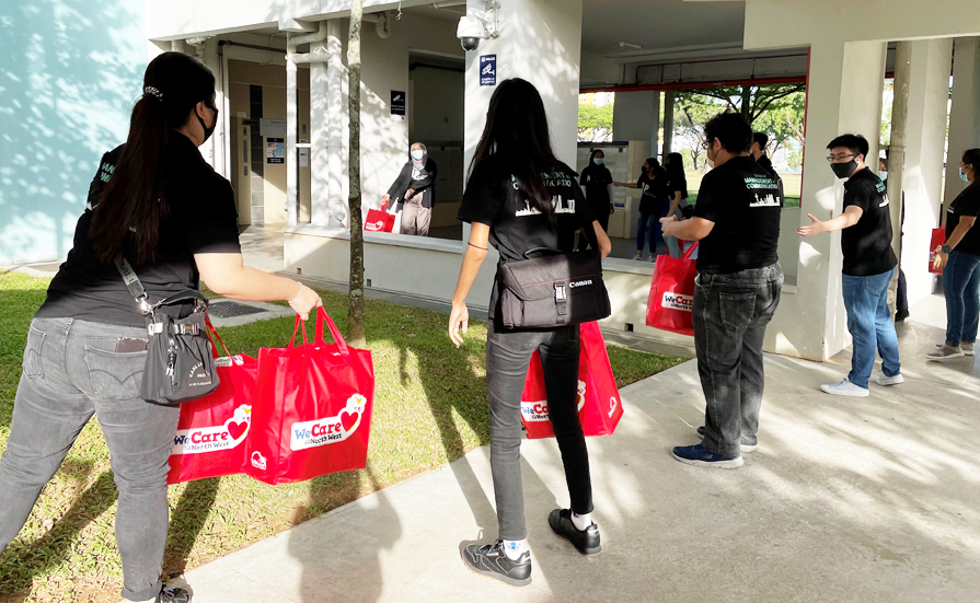 Student volunteers worked as a team to distribute the festive goodie bags. 