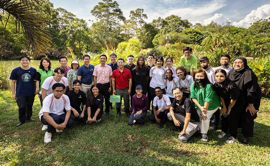 A group photo taken of Minister Lee with representatives from RP, ITE, and Gardens by the Bay  (Photo by Ministry of National Development)