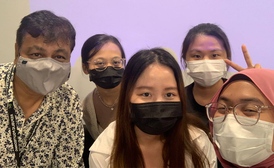 DMC lecturer Patwant Singh with Team #Stronger2gether (from left to right) Fisqtina Asyura Binte Mohamed Khairul, Lek Xuan Ping, Choo Jing Yin, and Nur Qistina Binti Mohammed Azmil.  Amos Eu Weng Lok (not in photo).