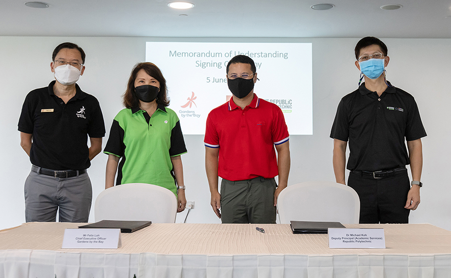 Group photo taken of Minister Lee with representatives from RP, ITE, and Gardens by the Bay at the MOU signing.  (Photo by Ministry of National Development)