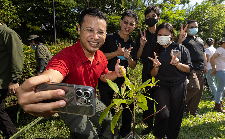 Minister Desmond Lee taking a wefie with Deputy Principal (Academic Services) of RP Dr Michael Koh and SMC students  (Photo by Ministry of National Development)