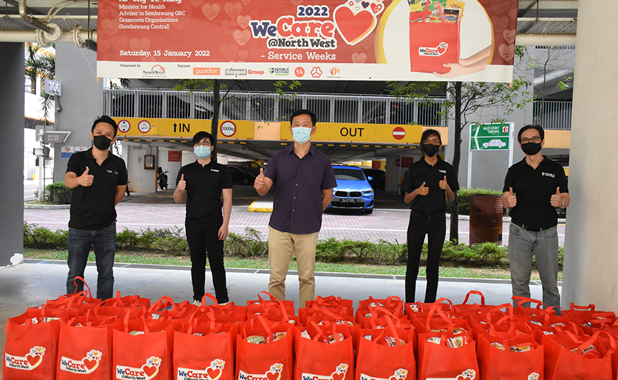 Health Minister Ong Ye Kung showed his support for the volunteers as they distributed the festive packs.
