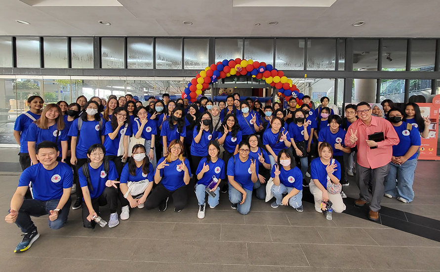 Student volunteers from Republic Polytechnic pose for a group photo with Mr Christopher Soh, a senior lecturer from the School of Management and Communication.