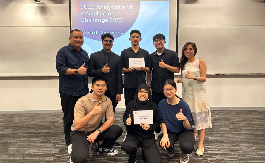 The winning team with their mentor Dr Ng Foo Meng and SMC staff Dr Terri Tan.