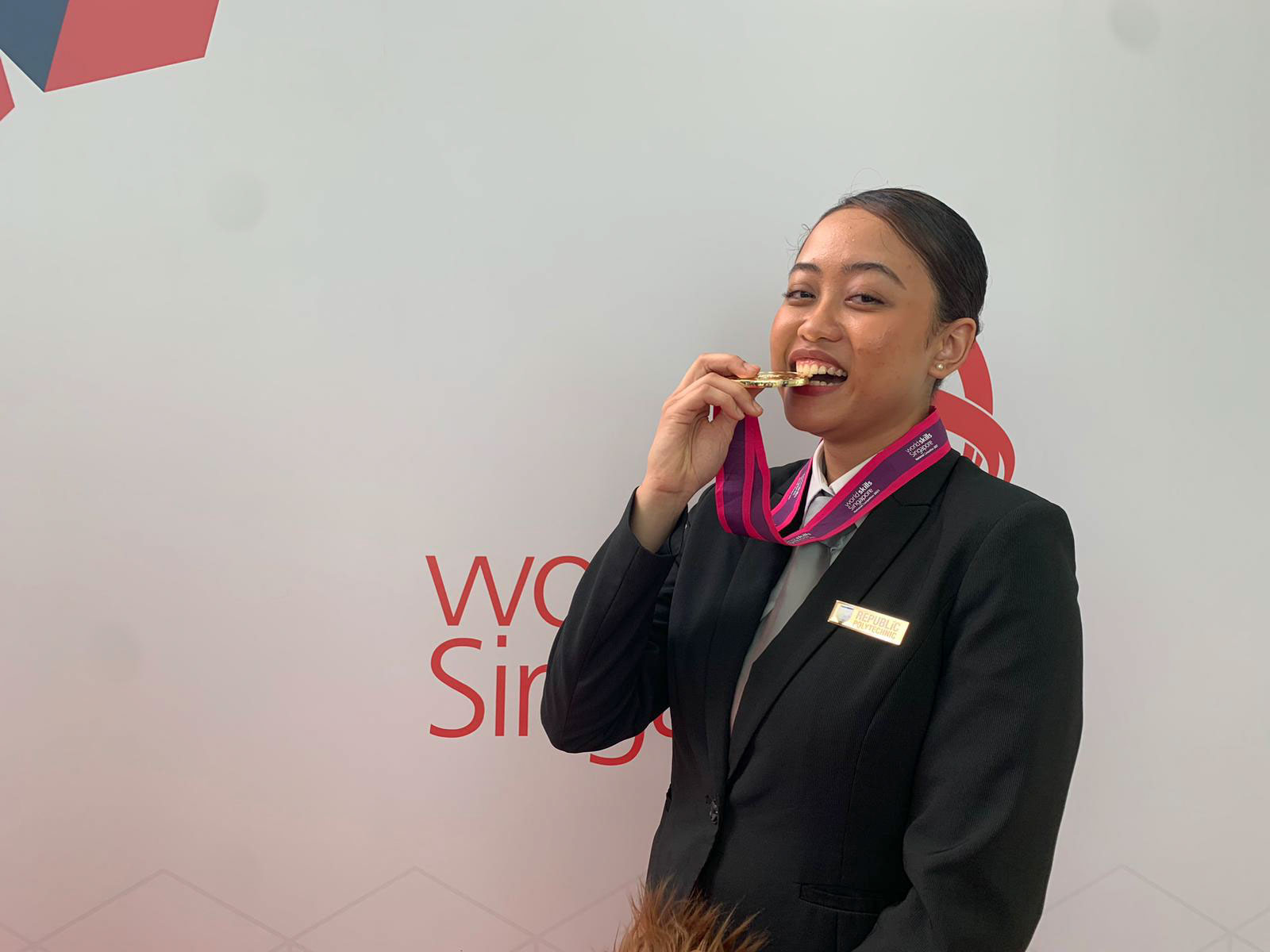 Nur-Selina-with-her-gold-medal-in-restaurant-service